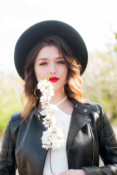 Menina Encantadora Chapéu Preto Uma Jaqueta Couro Preto Moda Primavera — Fotografia de Stock