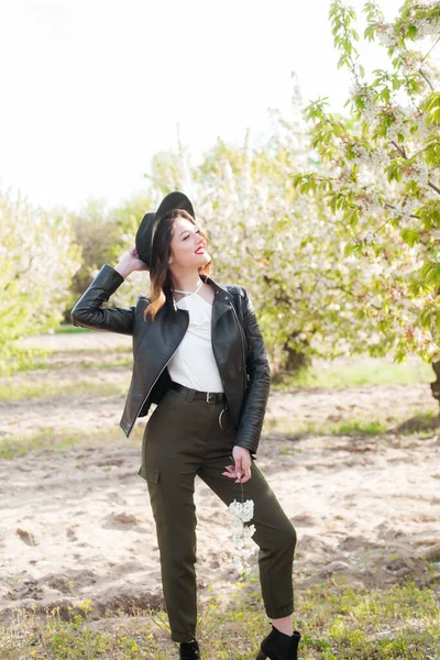 Belle Jeune Fille Avec Chapeau Noir Une Veste Cuir Noir — Photo