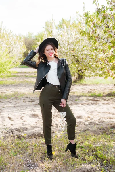 Encantadora Joven Con Sombrero Negro Una Chaqueta Cuero Negro Moda —  Fotos de Stock