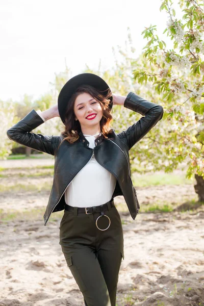 Милая Молодая Девушка Черной Шляпе Модной Черной Кожаной Куртке Весной — стоковое фото