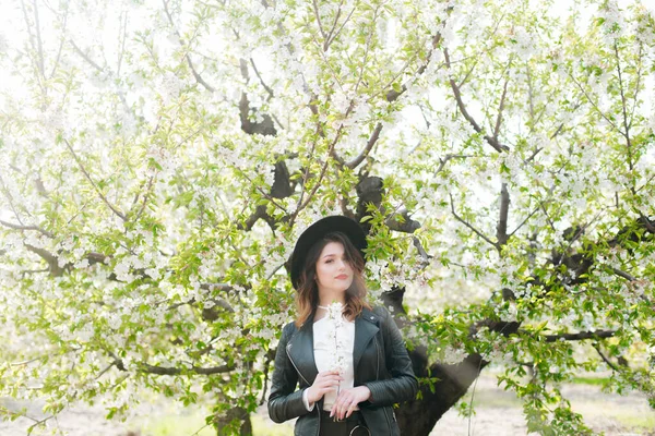 Belle Jeune Fille Avec Chapeau Noir Une Veste Cuir Noir — Photo