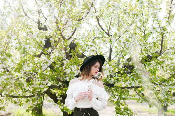 Menina Encantadora Chapéu Preto Uma Blusa Seda Romântica Branca Primavera — Fotografia de Stock