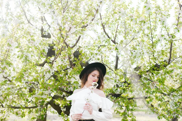 Menina Encantadora Chapéu Preto Uma Blusa Seda Romântica Branca Primavera — Fotografia de Stock