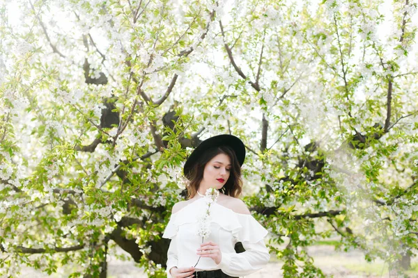 Menina Encantadora Chapéu Preto Uma Blusa Seda Romântica Branca Primavera — Fotografia de Stock