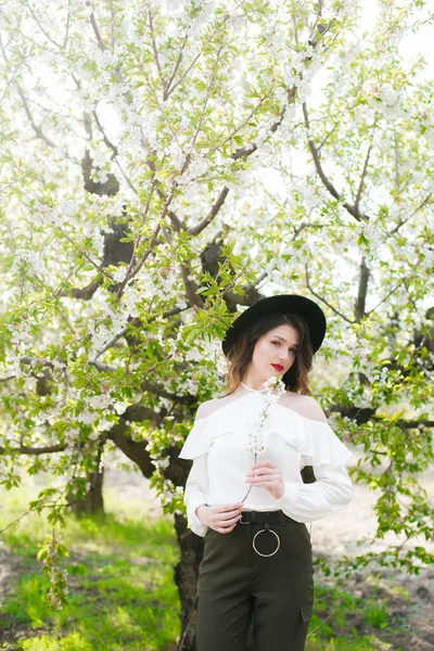 Прекрасная Молодая Девушка Черной Шляпе Белой Романтической Шелковой Блузке Весной — стоковое фото