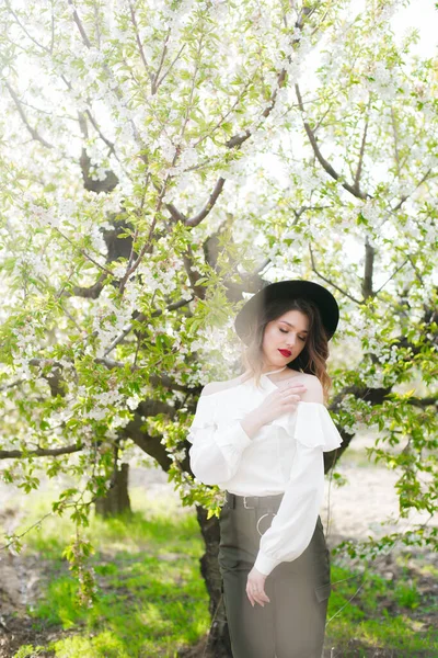 Encantadora Joven Con Sombrero Negro Una Blusa Seda Romántica Blanca —  Fotos de Stock