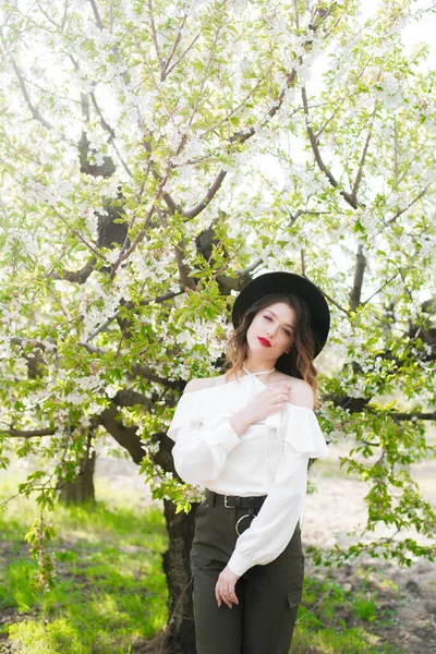 Bella Ragazza Con Cappello Nero Una Camicetta Seta Romantica Bianca — Foto Stock