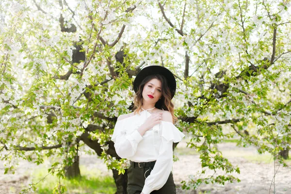 Gyönyörű Fiatal Lány Fekete Kalapban Fehér Romantikus Selyemblúzban Tavasszal Egy — Stock Fotó