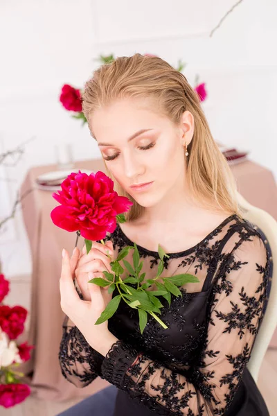 Een Aantrekkelijk Jong Meisje Met Lang Blond Haar Avondmake Een — Stockfoto