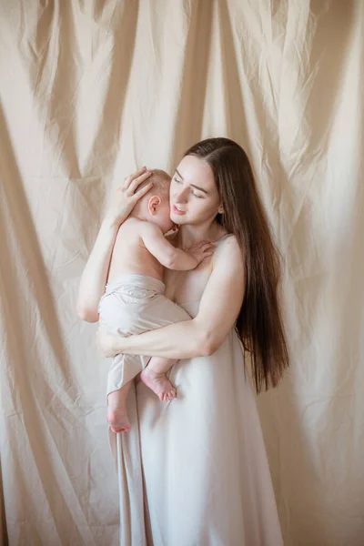 Uma Jovem Mãe Com Longos Cabelos Escuros Roupas Nuas Com — Fotografia de Stock