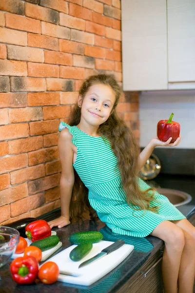 可爱的小女孩在家里的厨房里吃新鲜的有机蔬菜 健康的婴儿食品 健康的生活方式 — 图库照片