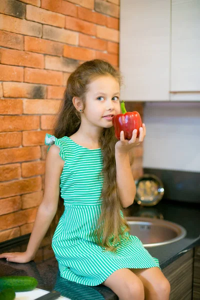 可爱的小女孩在家里的厨房里吃新鲜的有机蔬菜 健康的婴儿食品 健康的生活方式 — 图库照片