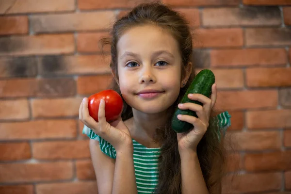 新鮮な有機野菜とキッチンで自宅で学校の年齢のかわいい女の子 健康的な赤ちゃん食品 健康的なライフスタイル — ストック写真