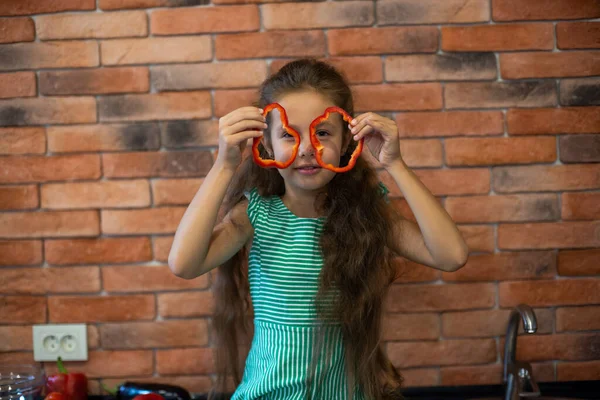 Uma Menina Bonita Idade Escolar Casa Cozinha Com Fatias Pimentão — Fotografia de Stock