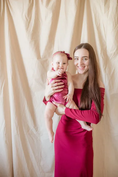 Eine Junge Mutter Mit Langen Dunklen Haaren Einem Weinroten Kleid — Stockfoto