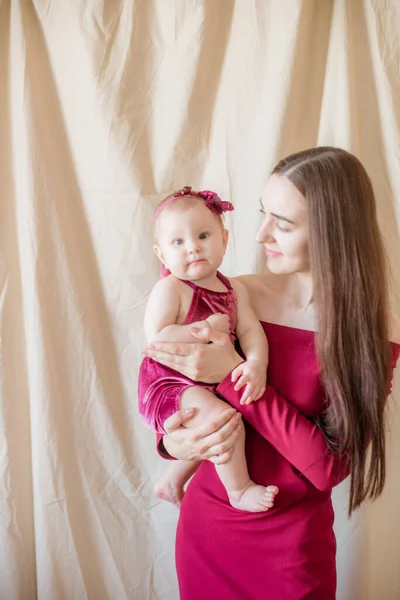 Eine Junge Mutter Mit Langen Dunklen Haaren Einem Weinroten Kleid — Stockfoto