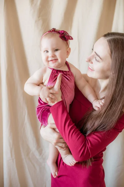 Uma Jovem Mãe Com Longos Cabelos Escuros Vestido Borgonha Com — Fotografia de Stock