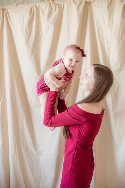 Ung Mamma Med Långt Mörkt Hår Vinröd Klänning Med Baby — Stockfoto