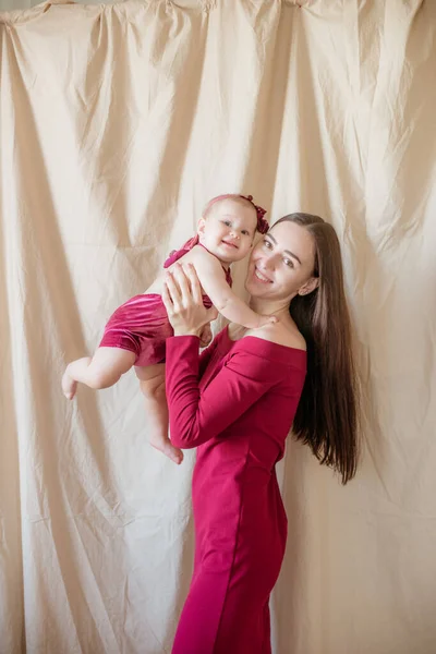 Uma Jovem Mãe Com Longos Cabelos Escuros Vestido Borgonha Com — Fotografia de Stock