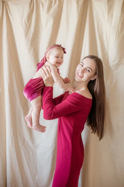 Uma Jovem Mãe Com Longos Cabelos Escuros Vestido Borgonha Com — Fotografia de Stock