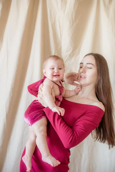 Una Joven Madre Con Pelo Largo Oscuro Vestido Borgoña Con — Foto de Stock