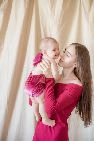 Uma Jovem Mãe Com Longos Cabelos Escuros Vestido Borgonha Com — Fotografia de Stock