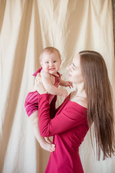 Uma Jovem Mãe Com Longos Cabelos Escuros Vestido Borgonha Com — Fotografia de Stock