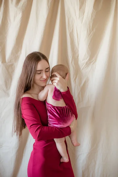 Una Joven Madre Con Pelo Largo Oscuro Vestido Borgoña Con —  Fotos de Stock