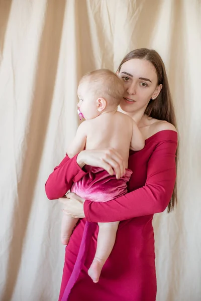 Una Joven Madre Con Pelo Largo Oscuro Vestido Borgoña Con — Foto de Stock