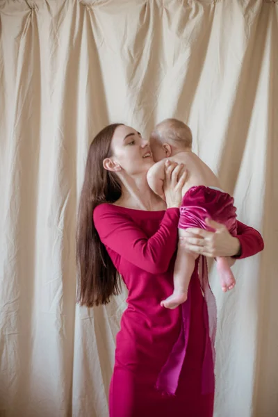 Mladá Matka Dlouhými Tmavými Vlasy Burgundských Šatech Dítětem Náručí Lehkém — Stock fotografie