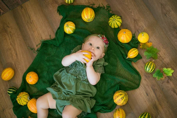 Ragazzina Carina Fino Anno Vestito Verde Carino Una Corona Floreale — Foto Stock