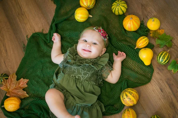 Linda Niña Hasta Año Edad Lindo Vestido Verde Una Corona —  Fotos de Stock