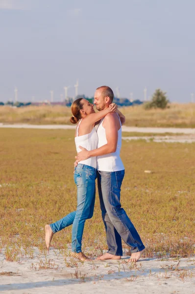 Jeune femme et un jeune homme embrassant — Photo