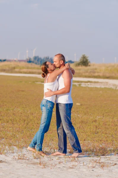 Jeune femme et un jeune homme embrasser — Photo