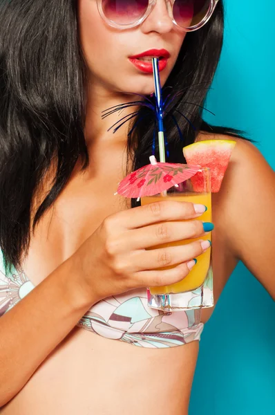 Menina bonita em biquíni com um cocktail — Fotografia de Stock