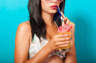 bikini bir kokteyl ile güzel kız