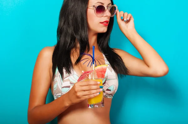 Bella ragazza in bikini con un cocktail — Foto Stock