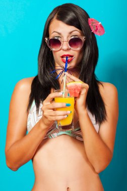 bikini bir kokteyl ile güzel kız