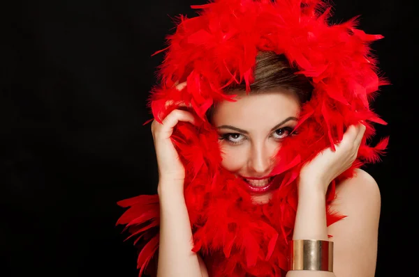 Hermosa chica en boa con maquillaje brillante — Foto de Stock