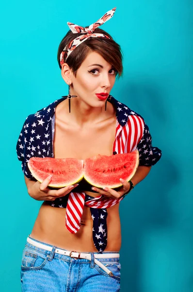 Ung vacker flicka med vattenmelon — Stockfoto
