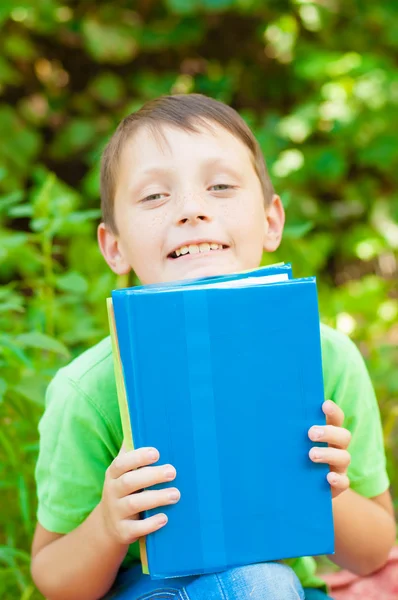 Pojken med boken i händerna — Stockfoto