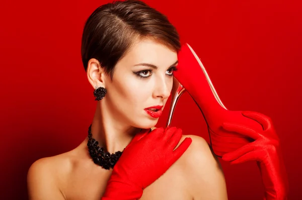 Vacker flicka med en röd sko — Stockfoto