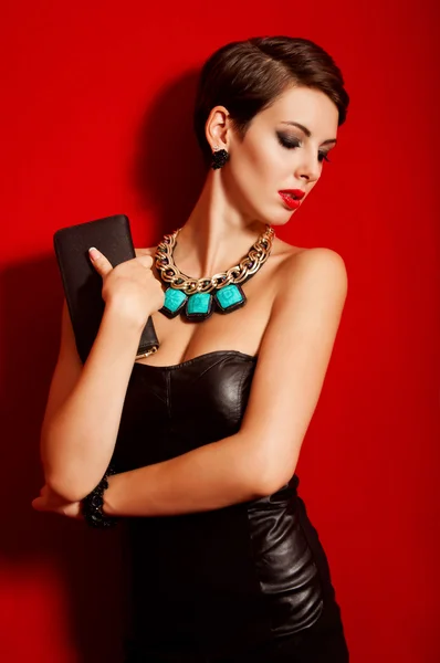 Beautiful girl with a  clutch bag — Stock Photo, Image