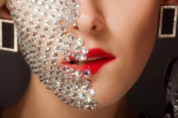 Hermosa chica con maquillaje con cristales — Foto de Stock