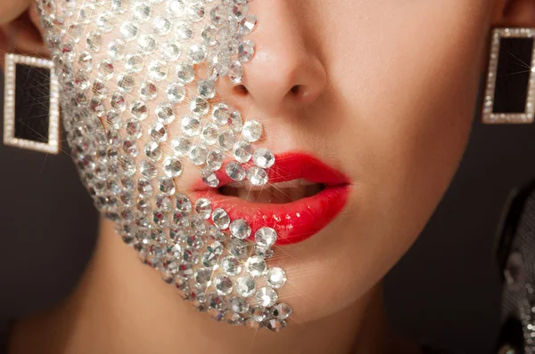 Hermosa chica con maquillaje con cristales — Foto de Stock