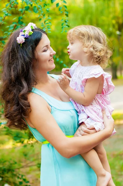 若い母親と笑顔の女の子 — ストック写真