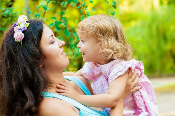 Jovem mãe e menina sorrindo — Fotografia de Stock