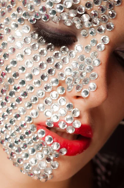 Hermosa chica con maquillaje con cristales — Foto de Stock