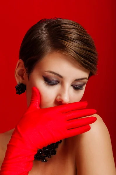 Vacker flicka i röda handskar — Stockfoto