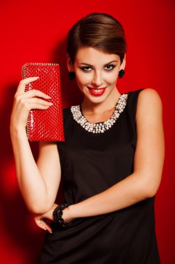 kırmızı bir clutch çanta güzel kız